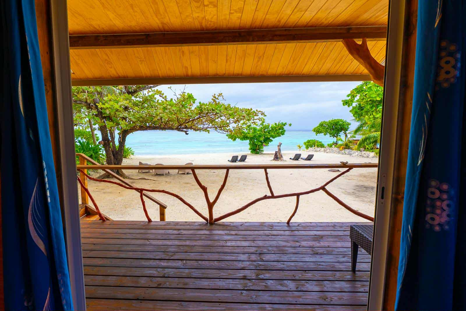 Vue sur le lagon turquoise et la plage depuis un bungalow